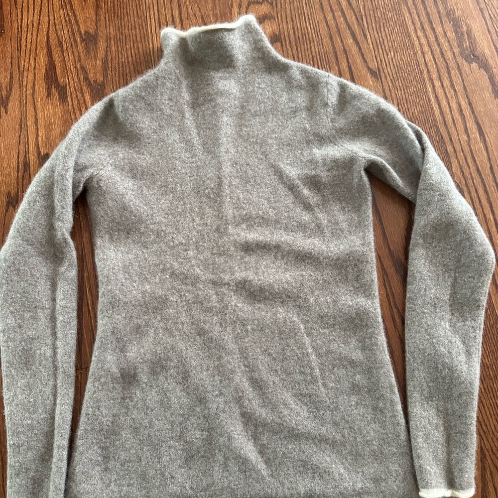 Nicole Miller Heather Gray Cashmere Turtleneck Sweater